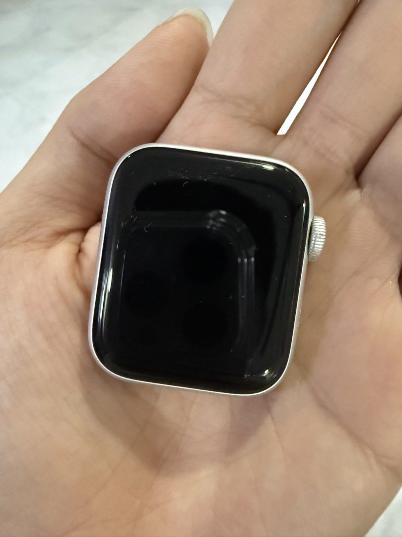 Apple Watch SE (Category: Wearables & Smart Watches) located in Singapore. Submitted by youraveragedude (Listing ID 1420125708, Image 1). Description: Apple Watch SE 40MM. Always worn with cover and care. All is good except battery probably needs changing. Original watch band unused..
