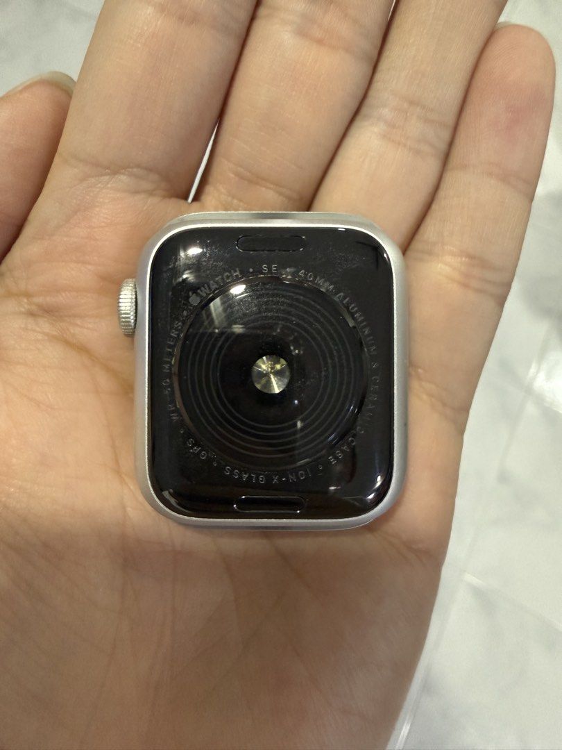 Apple Watch SE (Category: Wearables & Smart Watches) located in Singapore. Submitted by youraveragedude (Listing ID 1420125708, Image 2). Description: Apple Watch SE 40MM. Always worn with cover and care. All is good except battery probably needs changing. Original watch band unused..