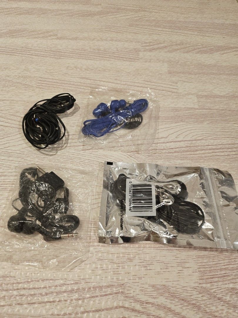 Assorted Earphones - New65561620475778110