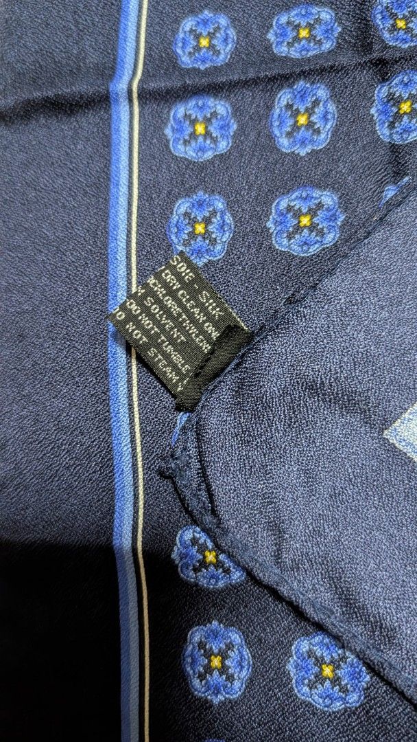 Atelier Versace blue silk medallion pocket square (Category: Luxury Accessories) located in Rizal. Submitted by sheitla (Listing ID 1423190000, Image 3). Description: 📍Lower Antipolo City Atelier Versace blue silk medallion pocket square featuring a glossy, hand-rolled finish. Used once lang, then na stock na. Excellent condition. .