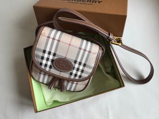 (Category: ) located in . Submitted by luxcloset.shop (Listing ID 1423255452, Image 1). Description: .