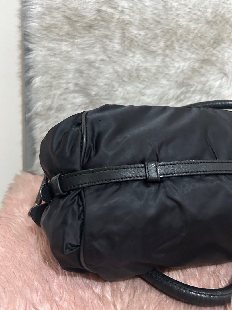 Authentic Tods bag (Category: Luxury Bags & Wallets) located in Quezon City. Submitted by heycathiee (Listing ID 1423150652, Image 3). Description: Tods Bag ~ authentic ~ vintage looking ; nylon material ~ can be worn as kili, sling , handbag ~ with provided sling only ~ 2 compartments (yung back part may pinhole, tho d nmn tumagos s lining ng bag) ~ may light dirt yung nylon nya, plus may light rubs yung logo nya (full black p naman, pero yung e