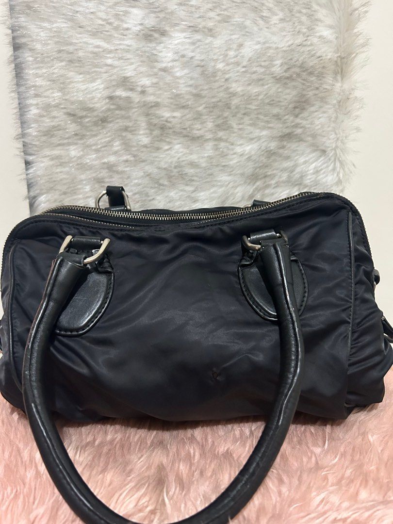 Authentic Tods bag (Category: Luxury Bags & Wallets) located in Quezon City. Submitted by heycathiee (Listing ID 1423150652, Image 2). Description: Tods Bag ~ authentic ~ vintage looking ; nylon material ~ can be worn as kili, sling , handbag ~ with provided sling only ~ 2 compartments (yung back part may pinhole, tho d nmn tumagos s lining ng bag) ~ may light dirt yung nylon nya, plus may light rubs yung logo nya (full black p naman, pero yung e
