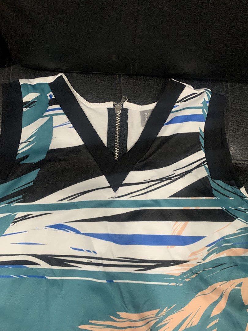 Bayo Sleeveless Top with Zipper (Category: Blouses) located in Manila. Submitted by chuchay28 (Listing ID 1423175836, Image 2). Description: - Bayo sleeveless top - Unique print design - V-neckline - Zipper detail - Black trim on neckline and sleeves - White back - Lightweight material - Ideal for warm weather.