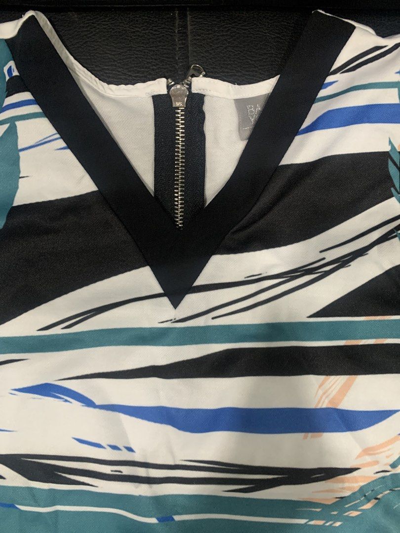 Bayo Sleeveless Top with Zipper (Category: Blouses) located in Manila. Submitted by chuchay28 (Listing ID 1423175836, Image 3). Description: - Bayo sleeveless top - Unique print design - V-neckline - Zipper detail - Black trim on neckline and sleeves - White back - Lightweight material - Ideal for warm weather.