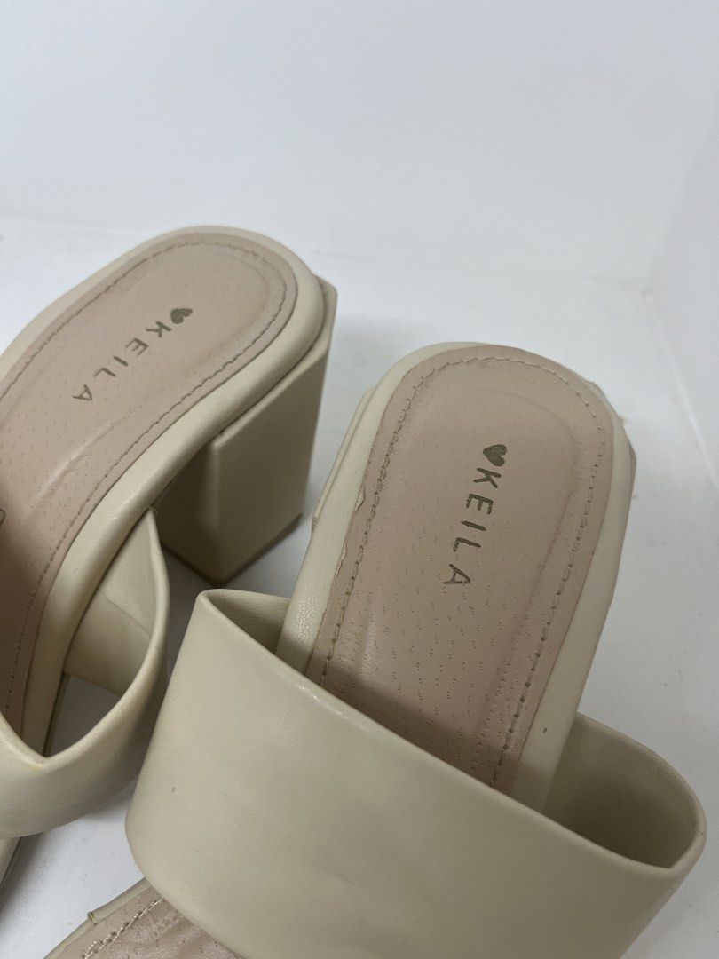 Women’s heels (Category: Heels) located in Las Pinas. Submitted by userorangey (Listing ID 1423209288, Image 2). Description: - Block Heels with no box - Minimal use (hindi pa gasgas ilalim) - Can be negotiable if sure buyer - Size 5 RFS: Decluttering LOC: Las Piñas, Metro Manila МОР: GCASH/MAYA/UB/BDO MOD: Lalamove/J&T .