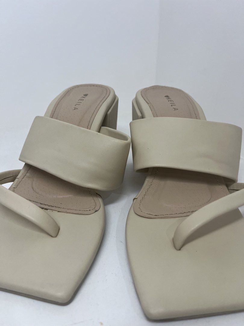 Women’s heels (Category: Heels) located in Las Pinas. Submitted by userorangey (Listing ID 1423209288, Image 3). Description: - Block Heels with no box - Minimal use (hindi pa gasgas ilalim) - Can be negotiable if sure buyer - Size 5 RFS: Decluttering LOC: Las Piñas, Metro Manila МОР: GCASH/MAYA/UB/BDO MOD: Lalamove/J&T .