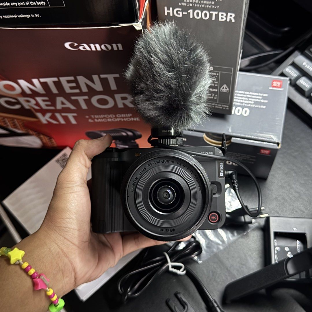 Canon EOS R50V R50 V Content Creator Kit Vlogging Creation Camera (Category: Video Cameras) located in Quezon City. Submitted by consoleciety (Listing ID 1423146327, Image 2). Description: Selling Canon EOS R50V Content Creator Kit for ₱45,000 SRP is ₱64,998, so you’re saving ₱19,998 but still getting a like-new unit. V-SERIES FEATURES: —4K 60p / 10-bit C-Log 3 cinematic video —Dual Pixel AF II Eye-Tracking (Humans/Animals) —Silent Power Zoom Len