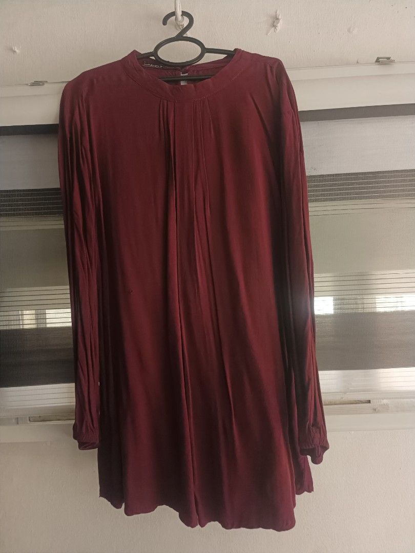 Crissa Maroon Long Sleeve Dress (Category: Dresses) located in San Jose. Submitted by caseyc88 (Listing ID 1423115404, Image 1). Description: - Crissa maroon long sleeve dress - Round neckline - Pleated front detail - Loose, flowing fit - Gathered sleeves at the wrist - Lightweight fabric - Solid maroon color small size fit to medium to large.