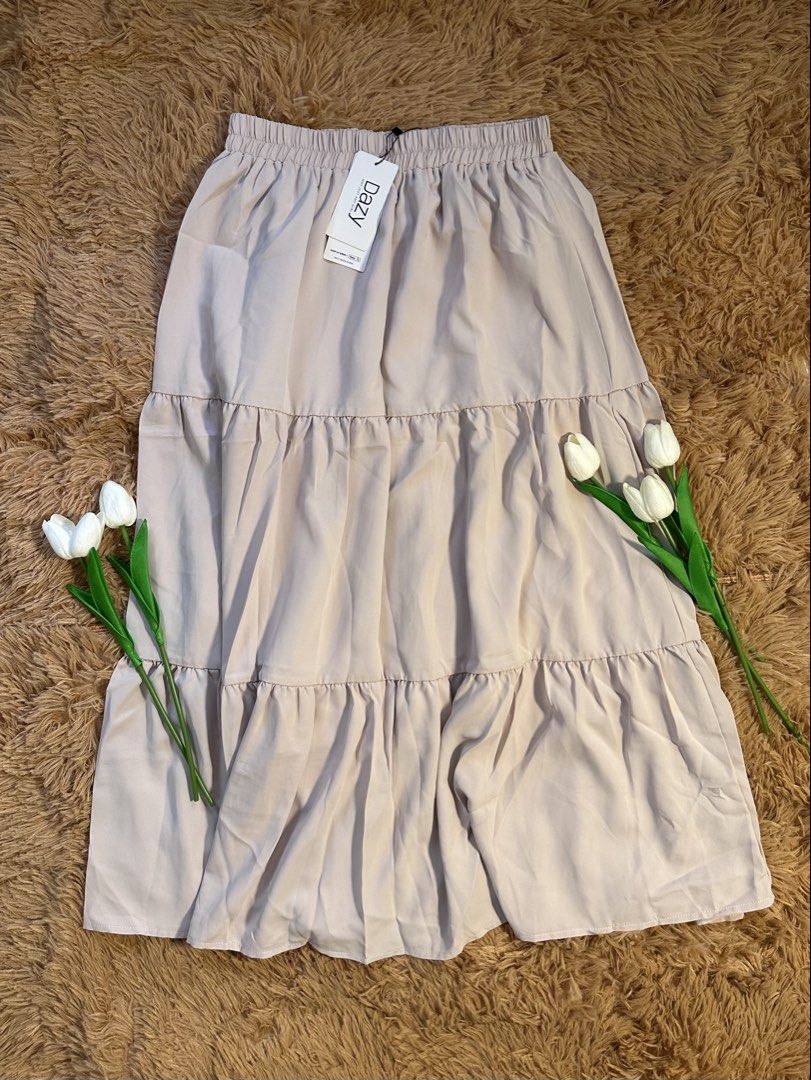 Dazy Tiered Layered Midi Skirt (Category: Skirts) located in Lopez. Submitted by rm_findscollection (Listing ID 1423236626, Image 1). Description: Product Details: • Brand: SHEIN (DAZY) • Size: XL (fit to Small-XL size) • Waist: 26 waist • Length: 32 • Color: Beige | Cream • Condition: Excellent, brand new!.