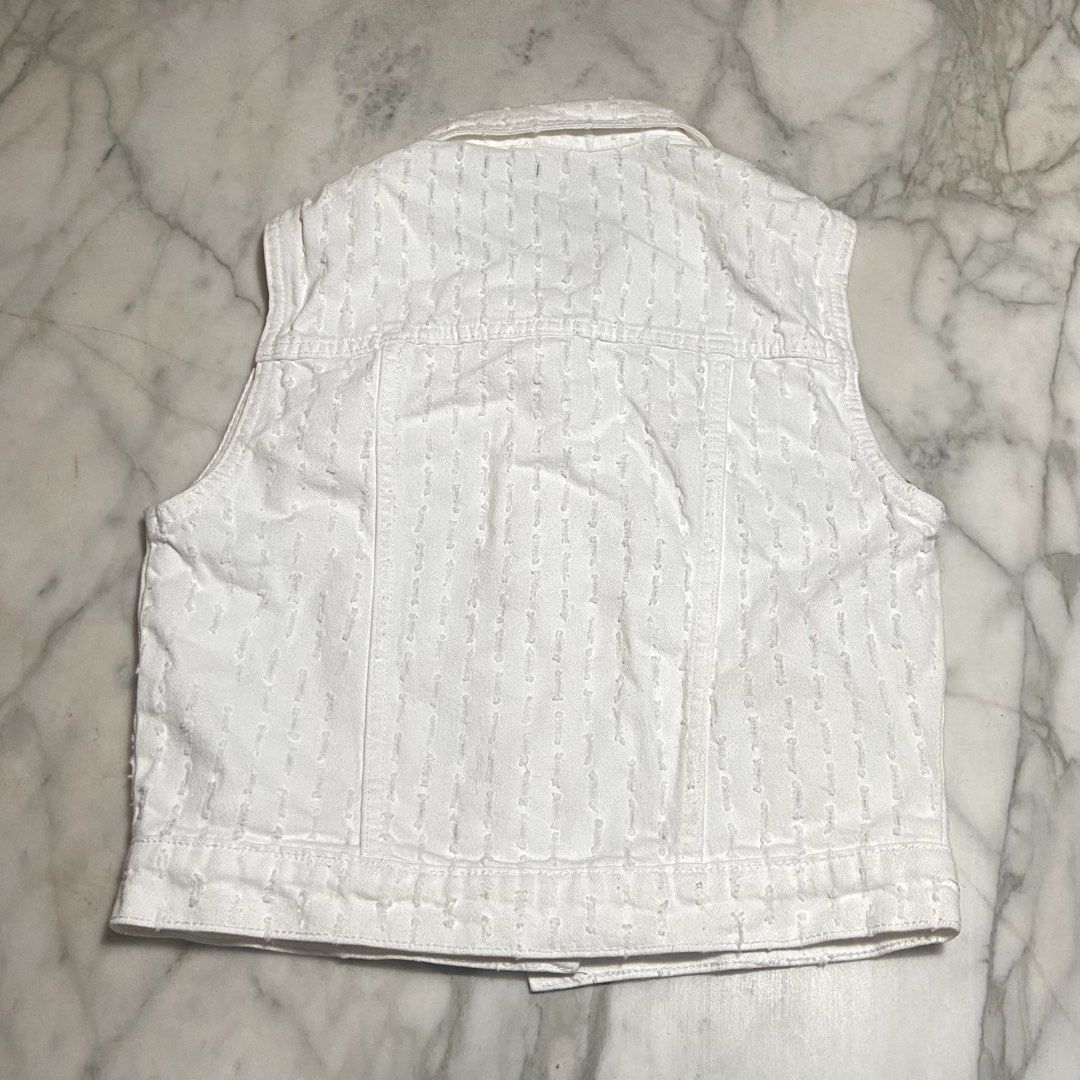 Denim White Vest (Category: Vests) located in Paranaque City. Submitted by babakaboosh (Listing ID 1423141371, Image 3). Description: .
