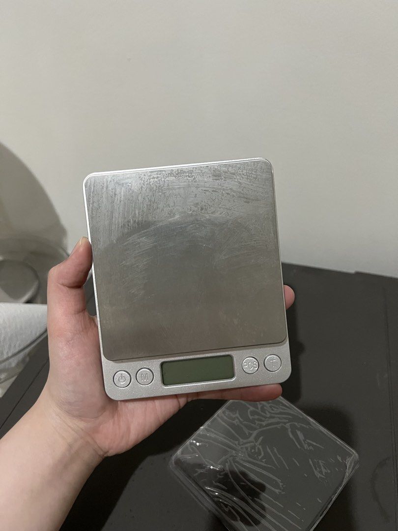 Digital Pocket Scale (Category: Health Monitors & Weighing Scales) located in Quezon City. Submitted by styleandcomfort (Listing ID 1423236865, Image 3). Description: Message ne for inquiries 😊 - Digital pocket scale - Max capacity: 500g - Clear LCD display - Includes protective covers - Requires 2 AAA batteries - Perfect for small items.