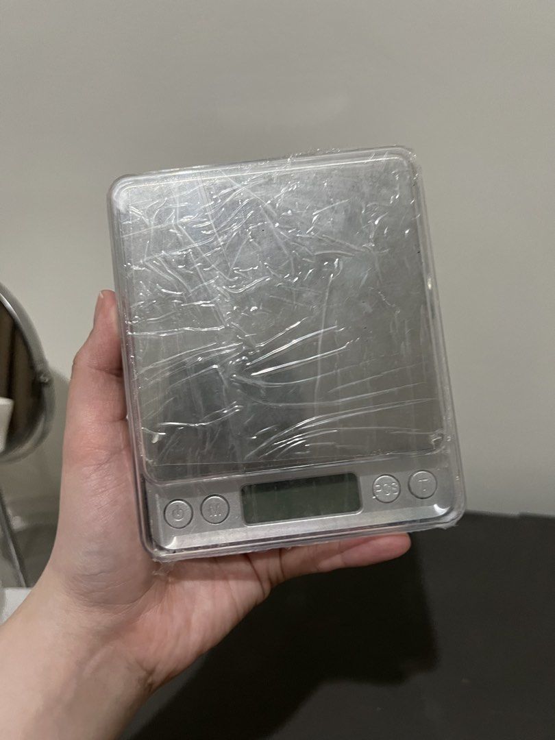 Digital Pocket Scale (Category: Health Monitors & Weighing Scales) located in Quezon City. Submitted by styleandcomfort (Listing ID 1423236865, Image 1). Description: Message ne for inquiries 😊 - Digital pocket scale - Max capacity: 500g - Clear LCD display - Includes protective covers - Requires 2 AAA batteries - Perfect for small items.