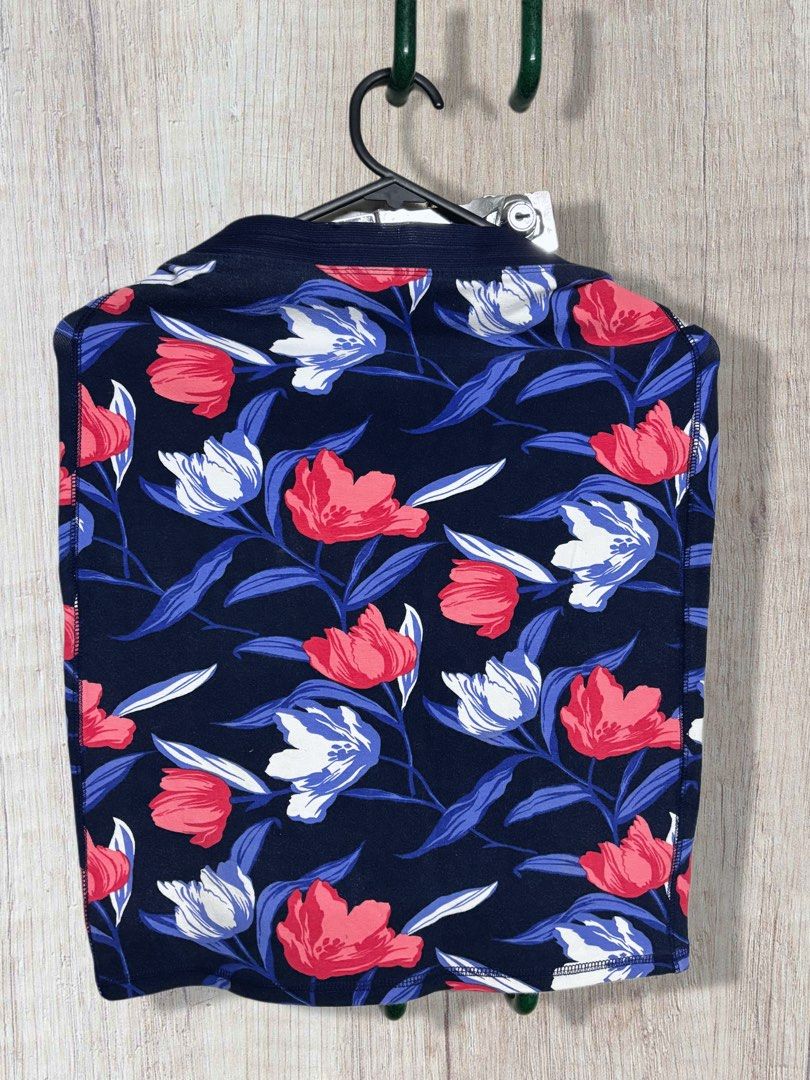 Floral Print Pencil Skirt - Stretchable (Category: Skirts) located in Muntinlupa City. Submitted by rinrinzzz (Listing ID 1423179422, Image 1). Description: - Used Thrice - Old Navy Brand - Pencil Skirt - Stretchable - No damage, but cut tag.