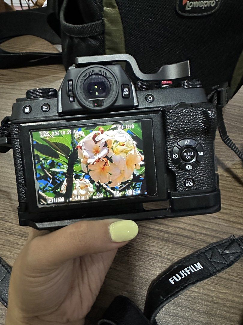 Fujifilm X-T100 Camera with Accessories (Category: Cameras) located in Mandaluyong City. Submitted by clairebear_ (Listing ID 1423092894, Image 3). Description: POSTING FOR A FRIEND: - Fujifilm X-T100 camera (black body) - Includes multiple lenses (Meike lens included) - Comes with camera bag (LowePro) - Extra battery included - Lens hood included - Camera strap included - Screen displays image - No charger ISSUE: Inverted EVF Can meet up at Doub