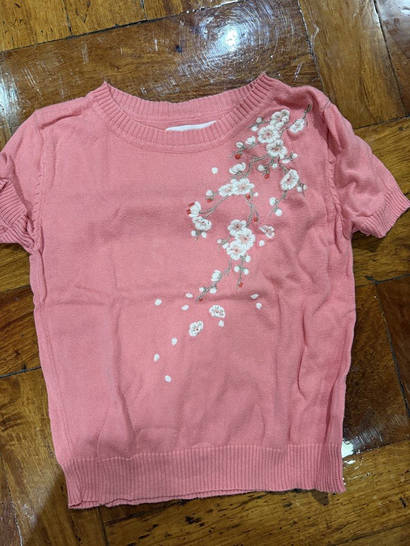 Gingersnaps Floral Embroidered Top Size 10 (Category: Babies & Kids Fashion) located in Caloocan City. Submitted by tang.930 (Listing ID 1423112979, Image 1). Description: - Gingersnaps top - Features beautiful floral embroidery - Coral color - Size 10 - Short sleeves - Ribbed neckline and hem - Adds elegance and style to your wardrobe.
