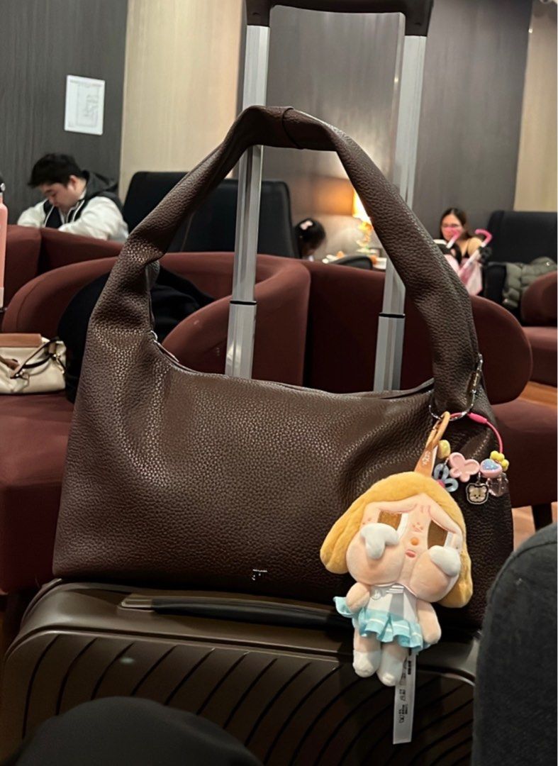 GVN Medium Hobo Bag in Espresso (Category: Shoulder Bags) located in Muntinlupa City. Submitted by cssndrax (Listing ID 1423241411, Image 2). Description: still in good condition except for the zipper :).