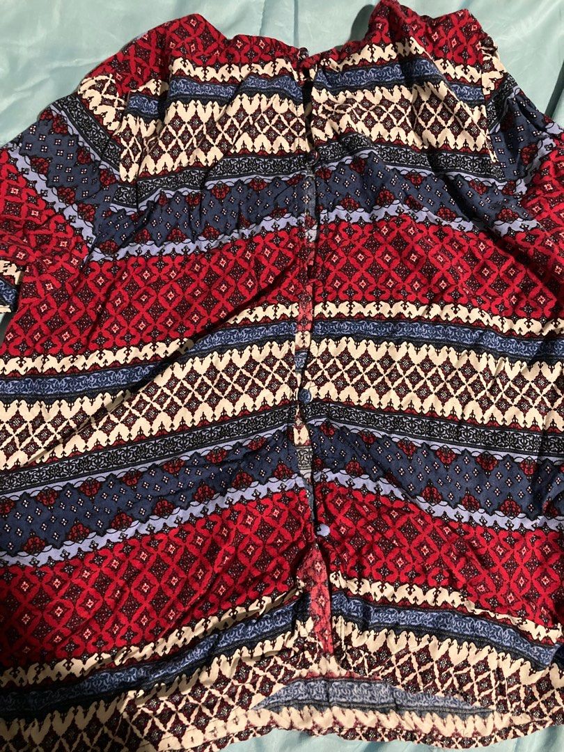 H&M Patterned Blouse (Category: Blouses) located in Singapore. Submitted by silhouettee (Listing ID 1423213813, Image 2). Description: - H&M patterned blouse. - Features a unique blue and red design with buttoned back - A stylish piece for your wardrobe..