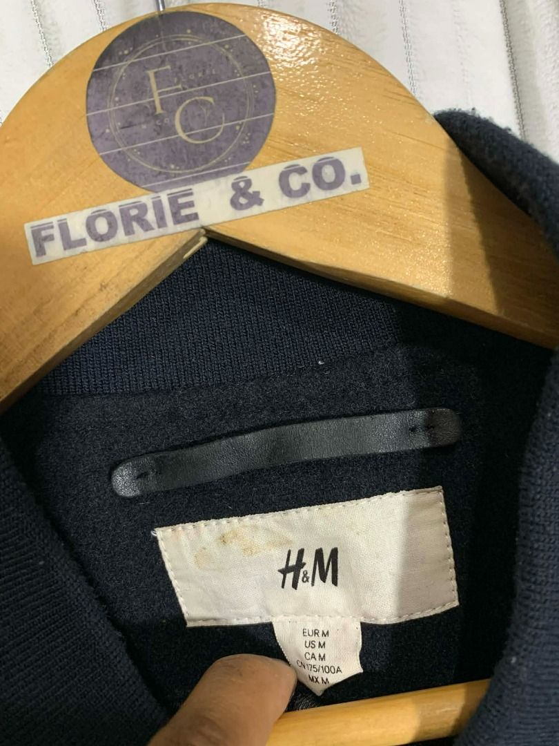 J717-H&M MEN'S WOOL BLEND PADDED BOMBER JACKET (Category: Coats, Jackets and Outerwear) located in Bauang. Submitted by wintercollectionfc (Listing ID 1423147051, Image 3). Description: ❗️𝘼𝙡𝙡 𝙙𝙚𝙩𝙖𝙞𝙡𝙨 𝙥𝙤𝙨𝙩𝙚𝙙❗️ ✨𝗛&𝗠 𝗠𝗘𝗡'𝗦 𝗪𝗢𝗢𝗟 𝗕𝗟𝗘𝗡𝗗 𝗣𝗔𝗗𝗗𝗘𝗗 𝗕𝗢𝗠𝗕𝗘𝗥 𝗝𝗔𝗖𝗞𝗘𝗧✨ ᴄᴏᴅᴇ: ᴊ717 𝐏𝐫𝐢𝐜𝐞: 𝟕𝟒𝟖+ 𝐒𝐅 ▪️ MEDIUM ▪️ Good as New ▪️ No Issues ▪️ W 21" x L 26" ▪️ BLACK 📍Location: LA UNION (New updated location) 📩DM