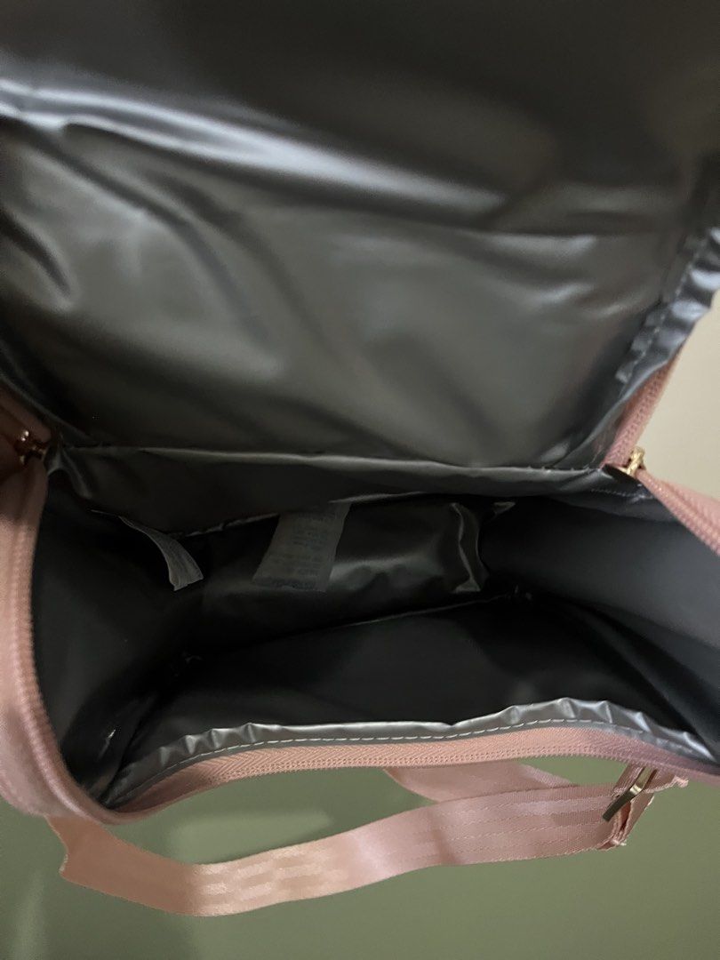 Jujube Be Cool (Category: Diaper Bags & Wetbags) located in Nagcarlan. Submitted by bea.tolentino (Listing ID 1423158857, Image 2). Description: - Blush pink Ju-Ju-Be messenger bag - Main compartment with silver lining - Flap closure - Adjustable shoulder strap - Small front pocket - Gold-colored hardware - Ju-Ju-Be brand logo.
