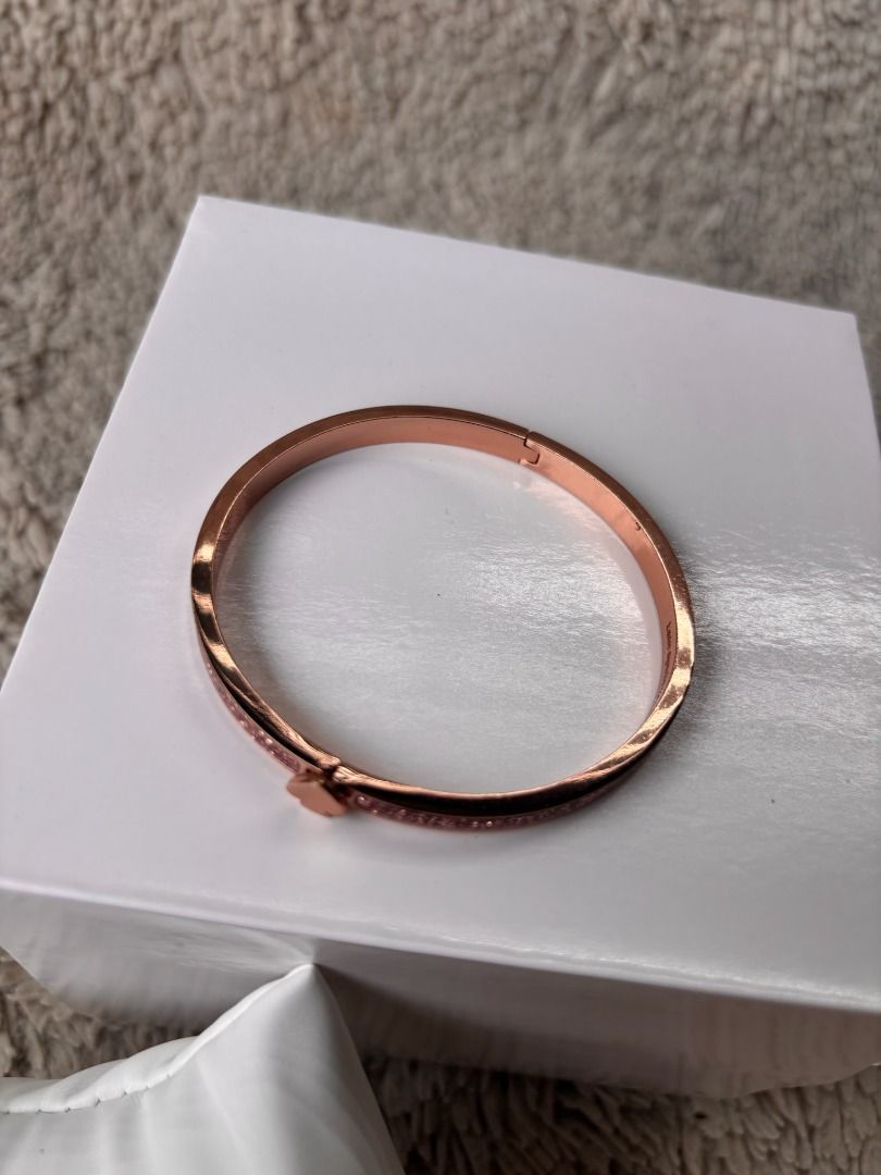 Authentic Kate Spade Rose Gold Bangle Bracelet (Category: Bracelets) located in Caloocan City. Submitted by ginger-feet (Listing ID 1423200864, Image 2). Description: KATE SPADE Heritage Spade Thin Enamel Glitter Bracelet/Bangle Pink Diameter: 17.5cm Pre-loved No box, no card Bought in Japan #preloved #bracelet #bangle #katespade #rosegoldbangle #rosegoldbracelet #prelovedJapan #rosegold.