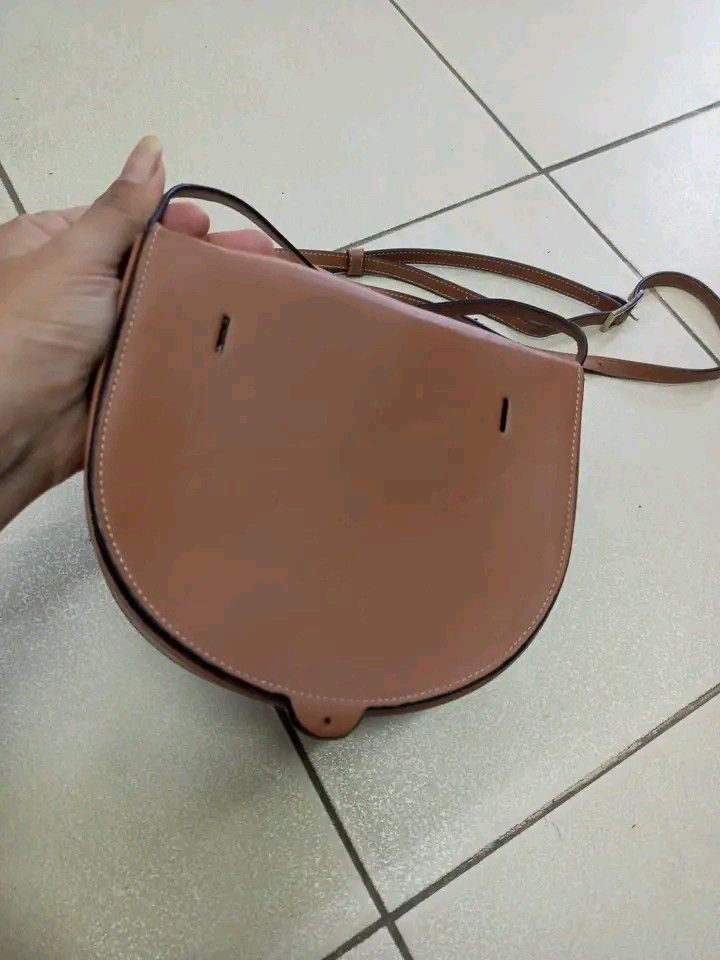 LOEWE BAG (Category: Luxury Bags & Wallets) located in Bulacan. Submitted by joanagwen (Listing ID 1423158440, Image 3). Description: L03W3 BAG Feeling q pd xa gawing pa belt bag or chest bag kc may slot xa Ng sling sa back (See pic) Then gamitin niyo un sling Niya as belt bag With Minimal sign of use lang sa sling Maliit lang to mga sis,, short wallet lang kasya With card slot .