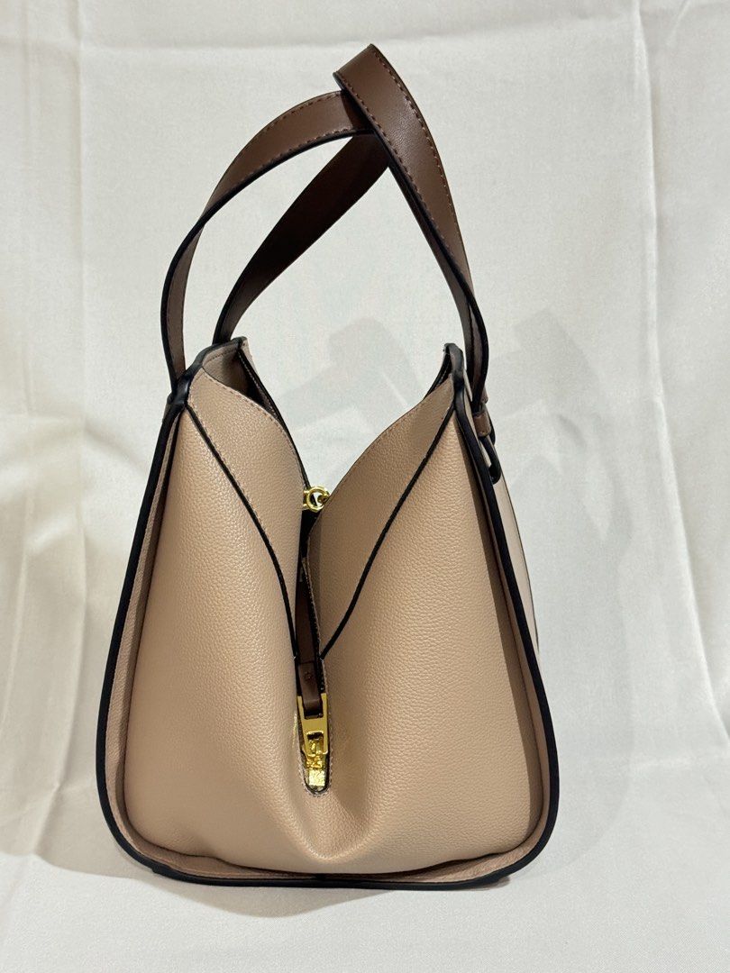 Loewe Puzzle Small Bag (Category: Luxury Bags & Wallets) located in Cebu City. Submitted by deluxe_moonlit (Listing ID 1423208379, Image 3). Description: Onhand REAL leather PM FOR MORE INQUIRIES LZC is not affiliated with or representing any of the brands featured..