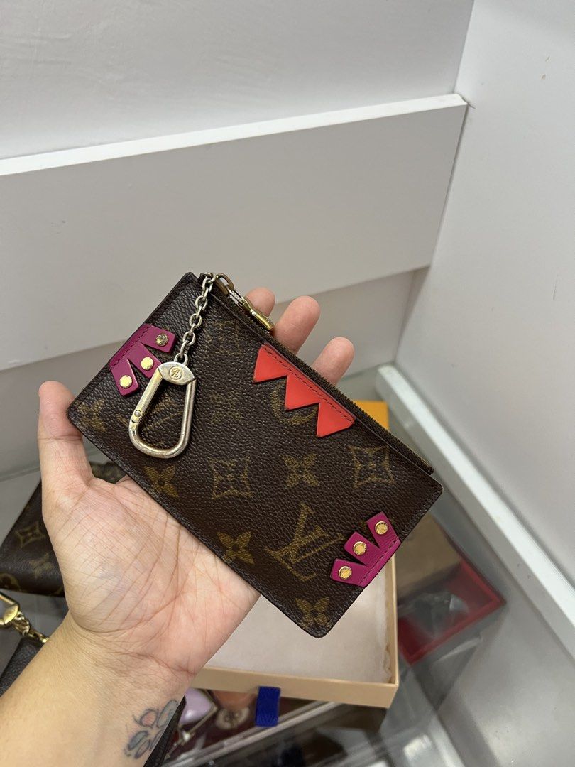 LV Cles Totem Limited Edition (Category: Luxury Bags & Wallets) located in Cabanatuan. Submitted by cristalyngonzales (Listing ID 1423191457, Image 2). Description: Authentic 💯 Rank AB cond Very good cond usage only /has fadings in the hardware Vibrant Canvas ✅ No sticky and peeling ✅ This Cles is bigger than the classic one 😊 .