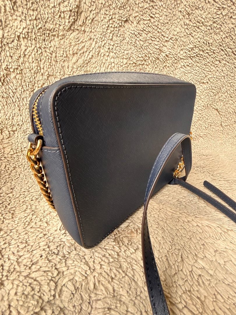 Authentic Michael Kors Navy Blue Crossbody Bag (Category: Luxury Bags & Wallets) located in Caloocan City. Submitted by ginger-feet (Listing ID 1423089171, Image 3). Description: AUTHENTIC M•K• Michael Kors (MK) Jet Set Crossbody bag (Blue) Good condition with tiny stains interior Pre-loved, Japan sourced No box, no dustbag, no card.