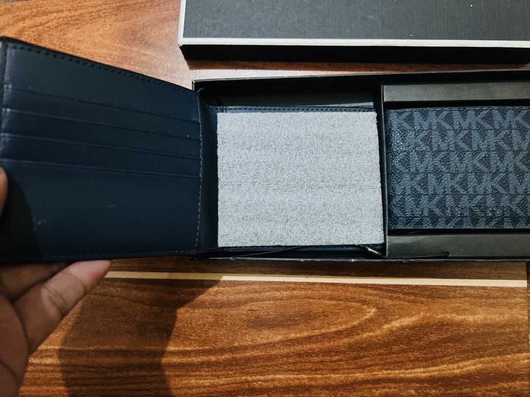 Micheal kors wallet for men (Category: Luxury Bags & Wallets) located in Davao. Submitted by japanamerican (Listing ID 1423209087, Image 3). Description: Wallet bifold with cardholder Reason for selling Meron pa ako. Mga natambak wallet Selling for low price para ma sold agad Nasa pic ang orig price.