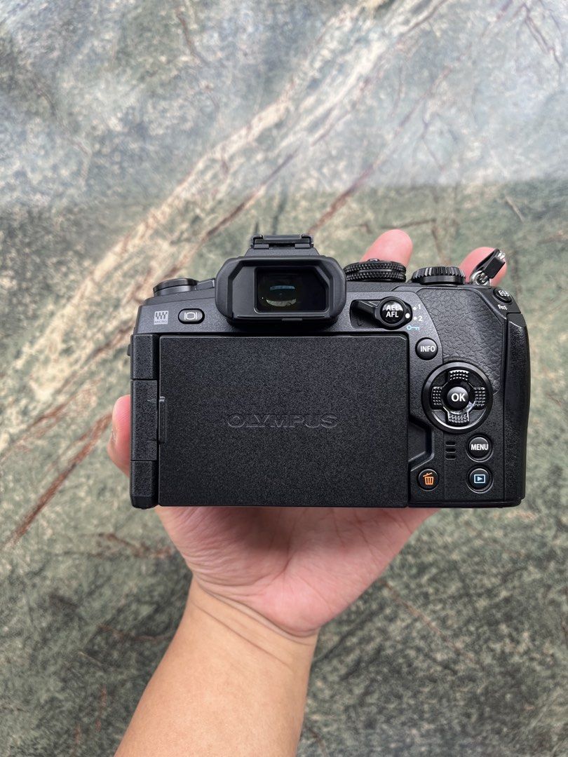 Olympus EM1 Mark ii Mirrorless MFT/M43 Camera (Category: Cameras) located in Paranaque City. Submitted by wynnnnnnn (Listing ID 1423247128, Image 3). Description: Olympus EM1 Mark ii Mirrorless MFT/M43 Camera Condition: 9/10 Asking price: 35k Inclusions: battery and charger No issues Other lenses for sale: Panasonic 14-42 PZ f3.5-5.6 pancakelens Meike 28 f2.8 pancake lens Rokinon 7.5 f3.5 Fisheye 7artisans 50 f1.4 7artisans 25 f1.7 Panasonic 35-1
