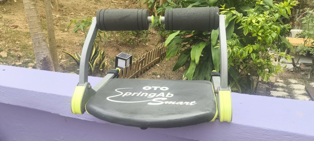 OTO SpringAb Smart Abdominal Trainer （分類：運動與健身 - 有氧健身器材）位於 Hong Kong。 由 peterthepainter 提交（商品編號 1423161376，圖片 1）。簡介： OTO SpringAb Smart is designed for various exercises, including sit-ups, bridges, and push-ups. It features adjustable resistance and padded supports for comfort. The equipment is compact and suitable for home workouts.。