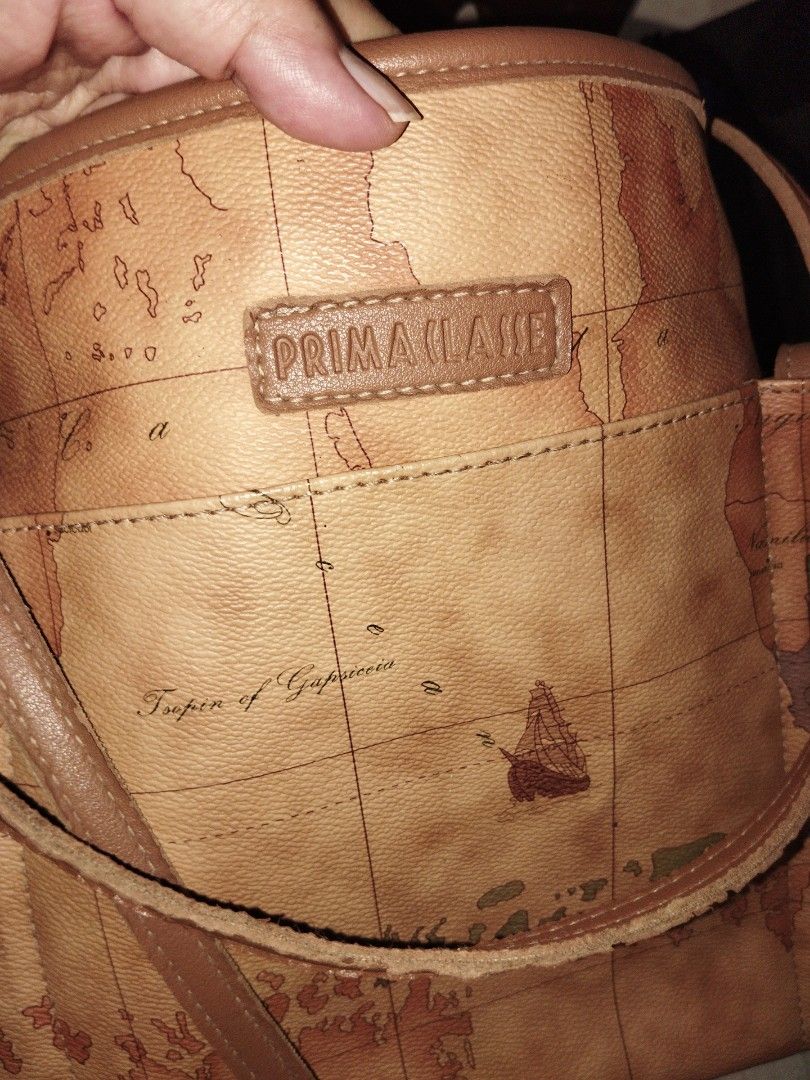 Prima classe shoulder bag (Category: Shoulder Bags) located in Makati City. Submitted by fiercewind.7bf54e (Listing ID 1423083312, Image 2). Description: sign of use only sa long strap soft leather .