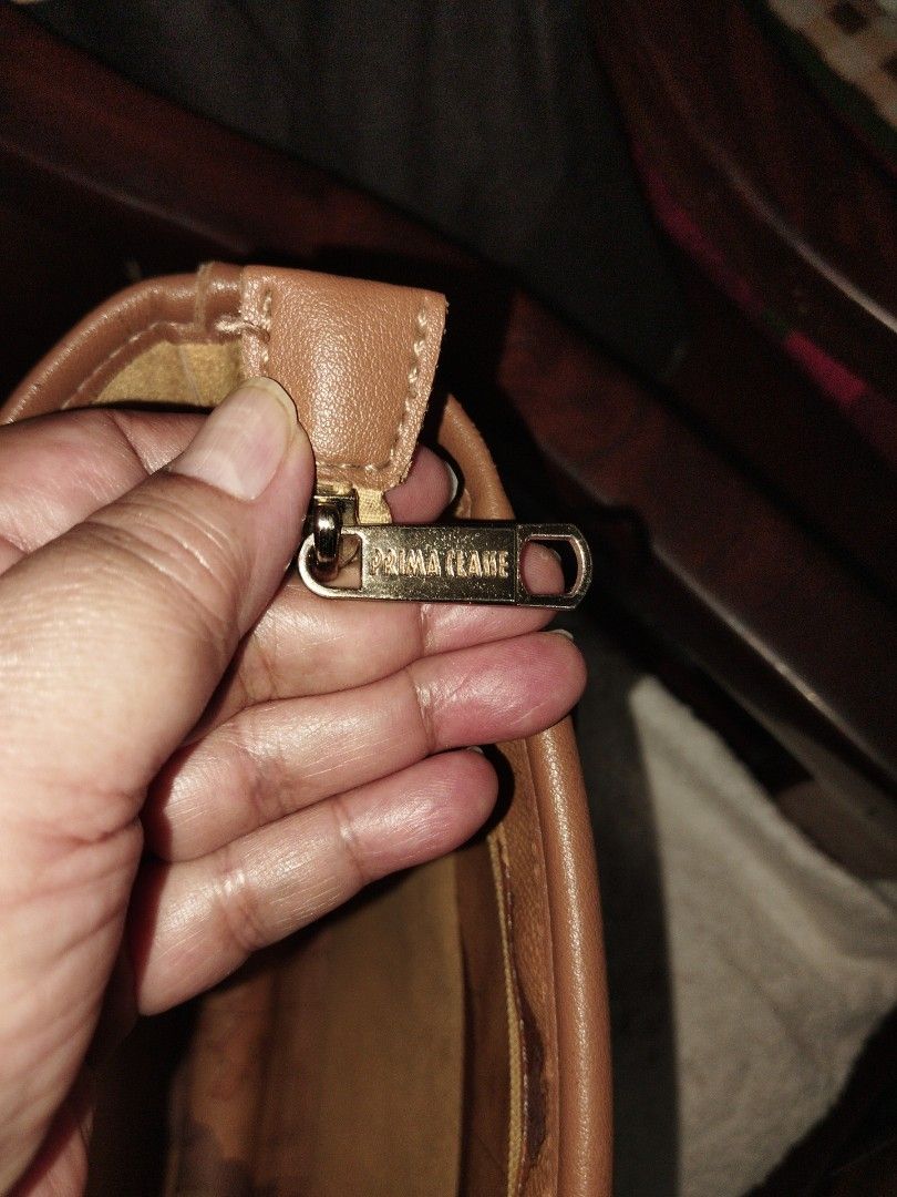 Prima classe shoulder bag (Category: Shoulder Bags) located in Makati City. Submitted by fiercewind.7bf54e (Listing ID 1423083312, Image 3). Description: sign of use only sa long strap soft leather .
