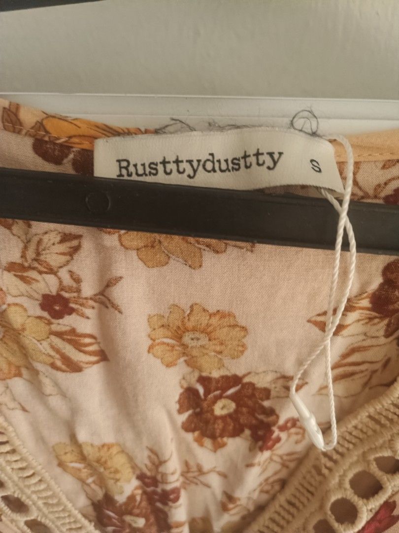 Rusttydustty Floral Dress - Size S (Category: Dresses) located in San Jose. Submitted by caseyc88 (Listing ID 1423132149, Image 2). Description: - Rusttydustty floral dress - Size: S - Design: V-neckline with crochet detailing - Sleeves: Short sleeves - Skirt: Flowing, tiered - Print: Peach, brown, and yellow floral.