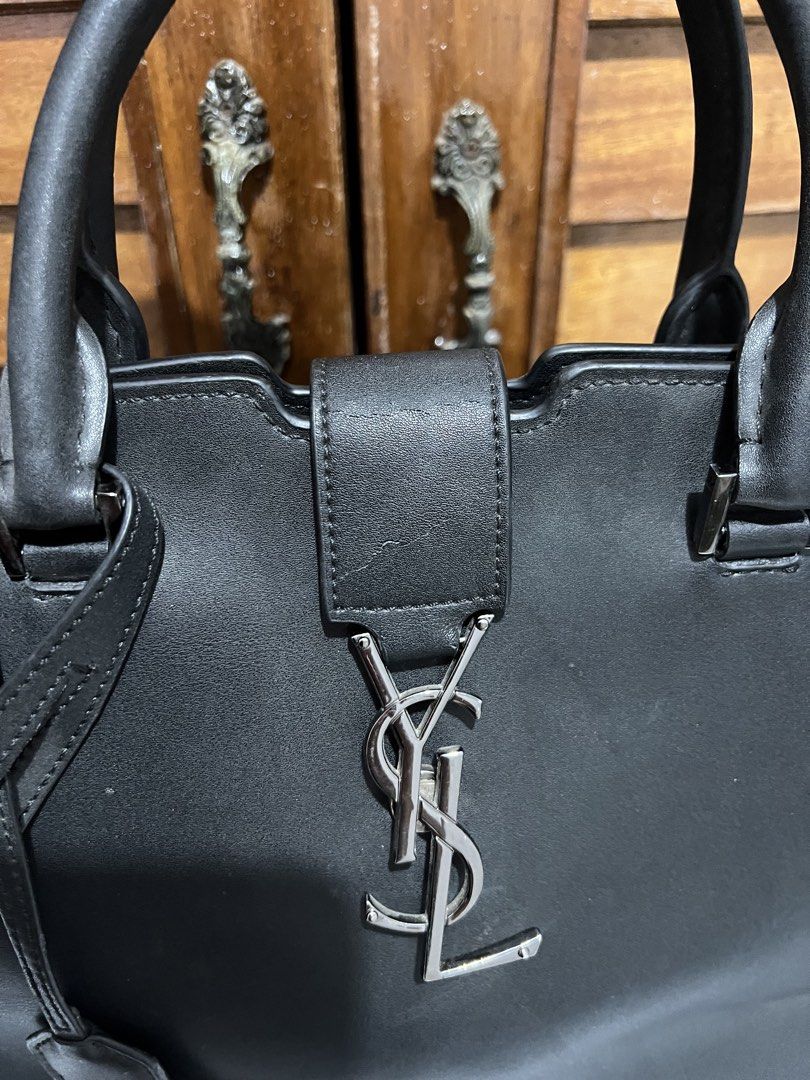 Saint Laurent Black Leather Handbag (Category: Luxury Bags & Wallets) located in Tacloban City. Submitted by classy_luxury (Listing ID 1423158913, Image 2). Description: YSL bag NGA.