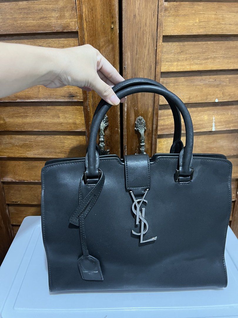 Saint Laurent Black Leather Handbag (Category: Luxury Bags & Wallets) located in Tacloban City. Submitted by classy_luxury (Listing ID 1423158913, Image 1). Description: YSL bag NGA.