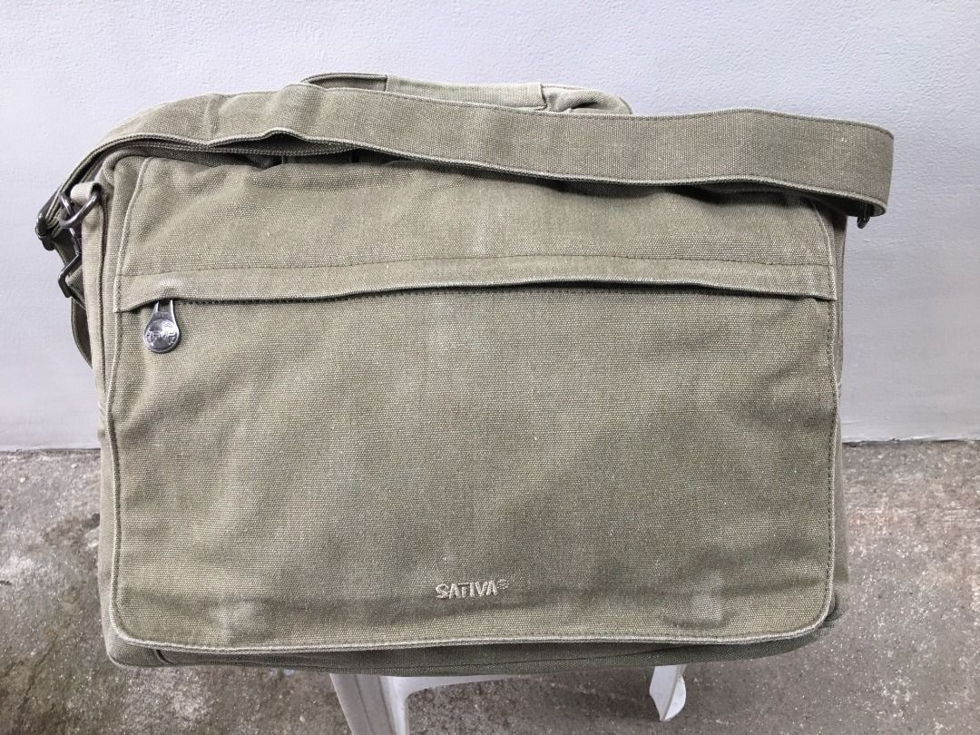 Sativa Hemp Large Laptop/Messenger Bag (Category: Laptop Bags & Sleeves) located in Calamba. Submitted by marjoh29436 (Listing ID 1423216911, Image 2). Description: It is made of sustainable cotton blend, the bag can be slung over your shoulder using the adjustable strap, carried like a briefcase using the handy carrying handle or even better when traveling you can slot the bag over your luggage handles for security and practicality on the move. 