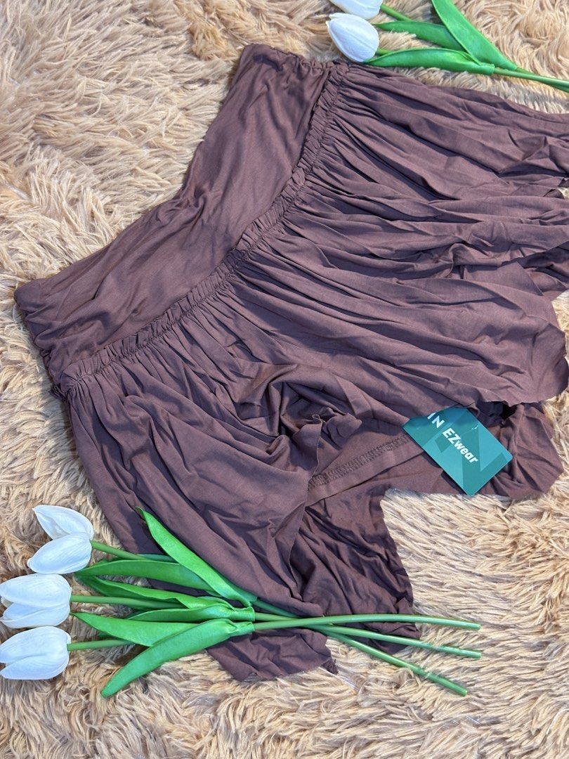 SHEIN Y2K Brown Ruffle Skirt (Category: Skirts) located in Lopez. Submitted by rm_findscollection (Listing ID 1423238300, Image 2). Description: Product Details: • Brand: SHEIN (EZ WEAR) • Size: SMALL • Waist: 26 inches • Condition: Excellent, brand new!.