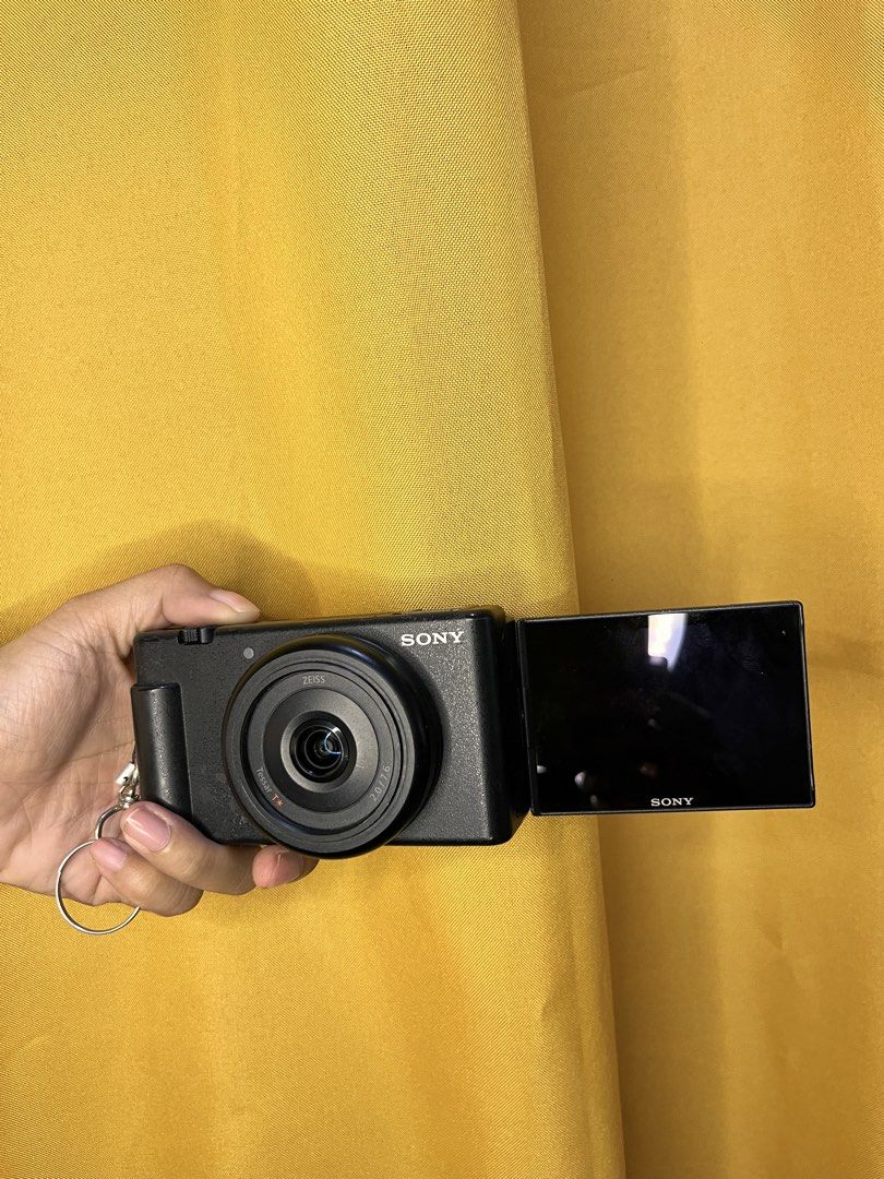 SONY ZV1 F (Category: Cameras) located in Manila. Submitted by santosdani23237 (Listing ID 1423131794, Image 1). Description: Sony ZV-1F is a compact vlogging camera with a 1-inch 20.1MP sensor and a wide 20mm F2.0 lens. It shoots high-quality 4K video, has fast autofocus, a flip-out touchscreen, and a built-in mic—perfect for content creators and beginners. issues: no charger (type c) no cap has small dents.