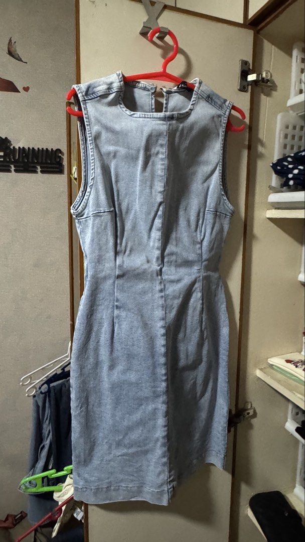 Stradivarius Denim Dress (Category: Dresses) located in Valenzuela. Submitted by lokithepug (Listing ID 1423169877, Image 1). Description: - Stradivarius denim dress - Sleeveless design - Light wash denim - Round neckline - Fitted silhouette - Back zipper closure - Ideal for casual outfits.