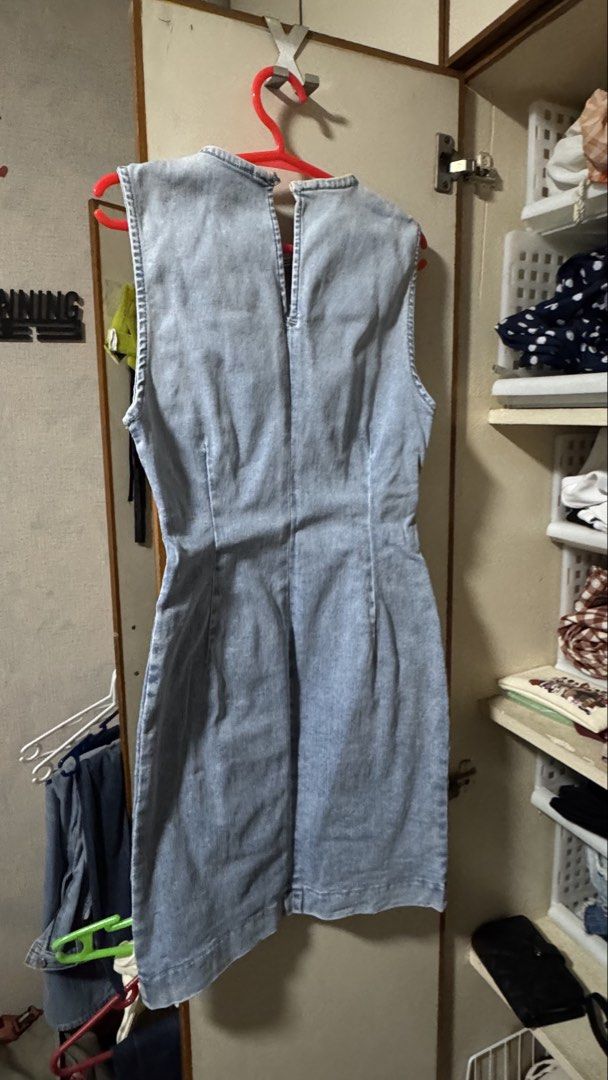 Stradivarius Denim Dress (Category: Dresses) located in Valenzuela. Submitted by lokithepug (Listing ID 1423169877, Image 2). Description: - Stradivarius denim dress - Sleeveless design - Light wash denim - Round neckline - Fitted silhouette - Back zipper closure - Ideal for casual outfits.