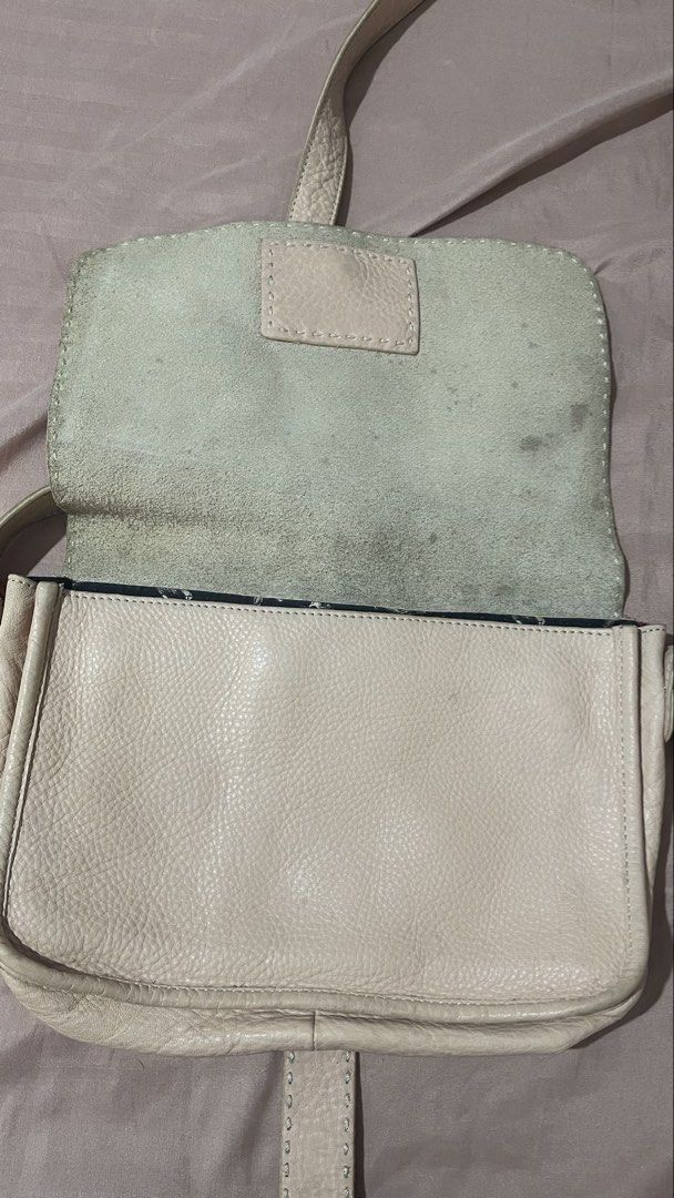 Ted Baker Bag (Category: Luxury Bags & Wallets) located in Quezon City. Submitted by koichronicles (Listing ID 1423251993, Image 3). Description: 💯 Legit Ted Baker Markun Leather Messenger Bag ✅ In color pink. Well used. RFS is it's dirty already and have no time to clean it. ✅ Leather is still in excellent condition, just dirty but no major scratches. .