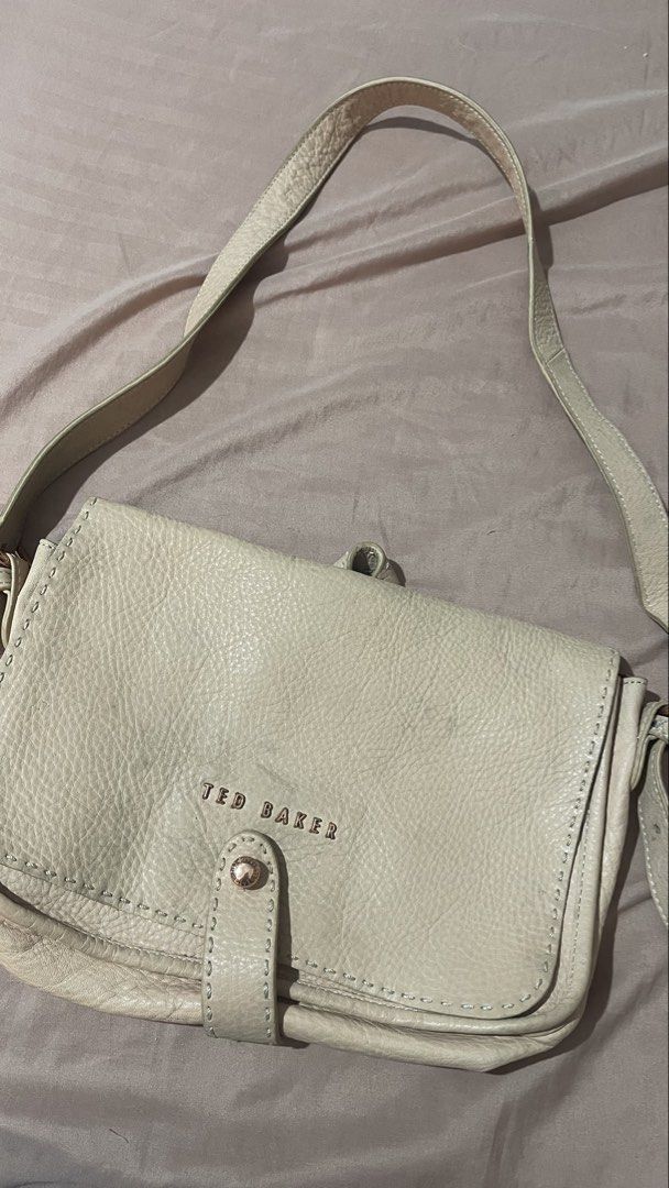 Ted Baker Bag (Category: Luxury Bags & Wallets) located in Quezon City. Submitted by koichronicles (Listing ID 1423251993, Image 1). Description: 💯 Legit Ted Baker Markun Leather Messenger Bag ✅ In color pink. Well used. RFS is it's dirty already and have no time to clean it. ✅ Leather is still in excellent condition, just dirty but no major scratches. .