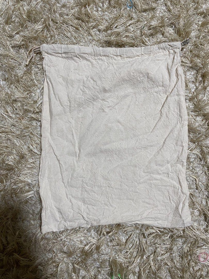 Tory Burch Dust Bag (Category: Luxury Bags & Wallets) located in Manila. Submitted by avathriftedcloset (Listing ID 1423187599, Image 1). Description: - Authentic Tory Burch dust bag - Made of light-colored fabric - Drawstring closure - Features the Tory Burch logo - Perfect for protecting your designer items.