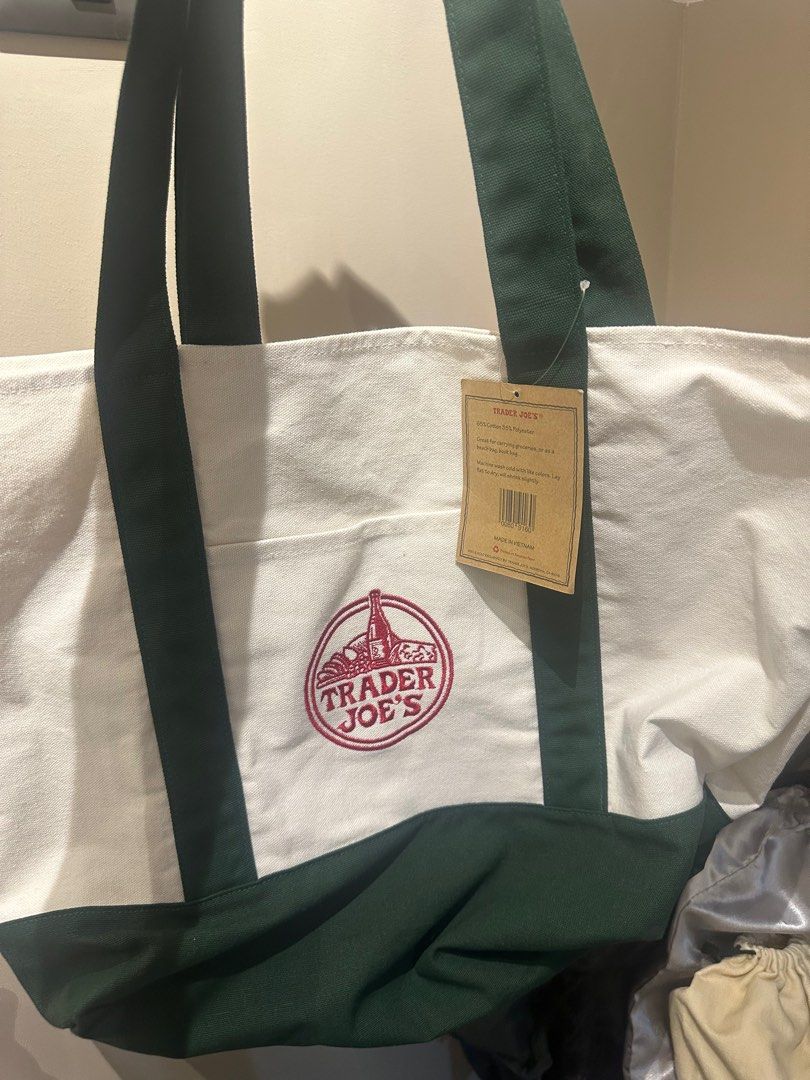 Trader Joe Tote Bag (green) (Category: Tote Bags) located in San Pablo. Submitted by ther____ (Listing ID 1423206446, Image 1). Description: brand new w tag.