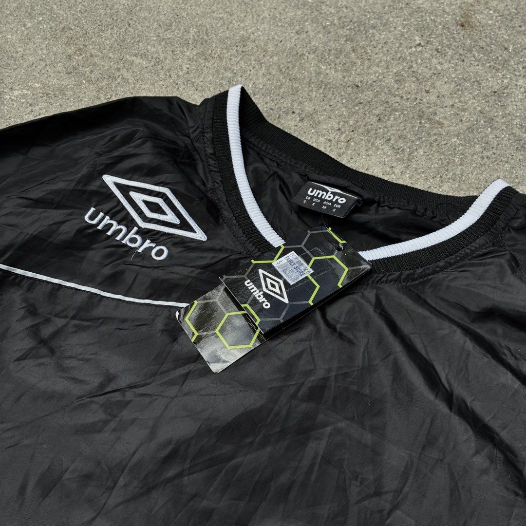 Umbro Black Pullover Jacket (Category: Activewear) located in Cavite. Submitted by threadscollective (Listing ID 1423142443, Image 2). Description: - Umbro black pullover jacket - White trim on collar and chest accent - Umbro logo on chest - Long sleeves - Drawstring at bottom - Brand new with original tag Umbro Jersey Longsleeve w- 21 l- 28 .