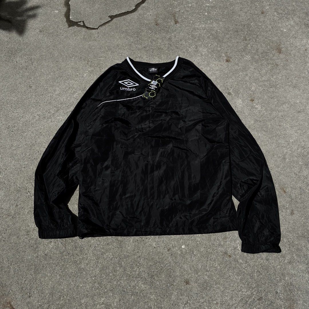 Umbro Black Pullover Jacket (Category: Activewear) located in Cavite. Submitted by threadscollective (Listing ID 1423142443, Image 1). Description: - Umbro black pullover jacket - White trim on collar and chest accent - Umbro logo on chest - Long sleeves - Drawstring at bottom - Brand new with original tag Umbro Jersey Longsleeve w- 21 l- 28 .