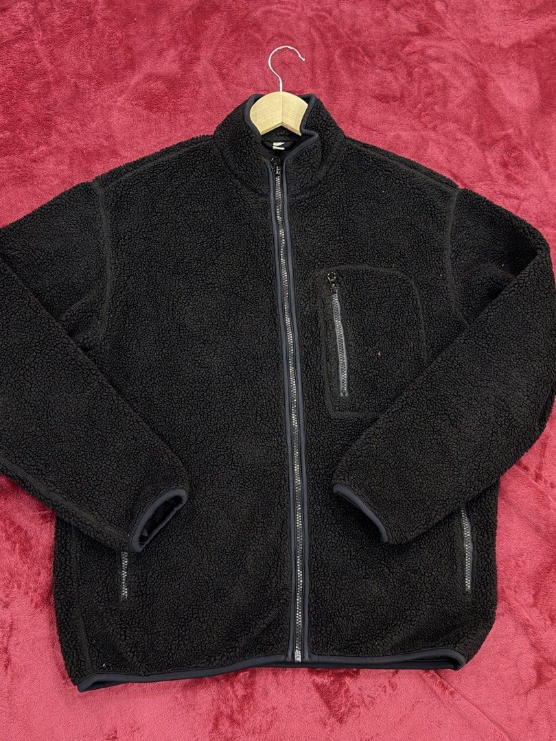 Uniqlo Fleece Jacket Black (Category: Coats, Jackets and Outerwear) located in Manila. Submitted by branded_preloved14 (Listing ID 1423102458, Image 2). Description: - Uniqlo black fleece jacket - Full zip closure - Two side zippered pockets - Chest zippered pocket - Stand-up collar - Ribbed cuffs - Standard fit -₱500 27 x 23 inches.