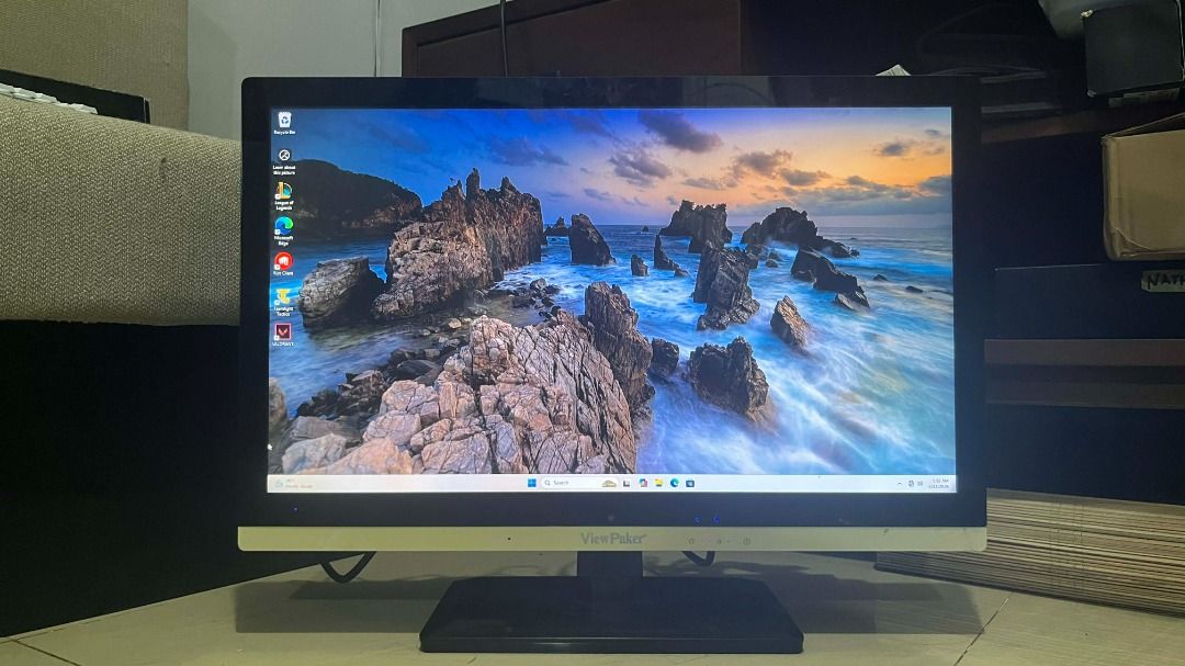 Viewpaker All-In-One PC (Category: Desktops) located in Muntinlupa City. Submitted by suddenroses_ (Listing ID 1423246396, Image 1). Description: !! PRICE IS SLIGHTLY NEGOTIABLE !! Processor: Ryzen 3 2200G Motherboard: Gigabyte A320M-S2H RAM: Apacer Panther DDR4 1x8GB 3200Mhz Storage: Kingston SSD 256GB PSU: Inplay GS550 550W 80+ Bronze Monitor/AIO unit: ViewPaker 24 inch All-in-one PC E241 Windows 11 Pro pre-installed LOL and Valorant pre-instal